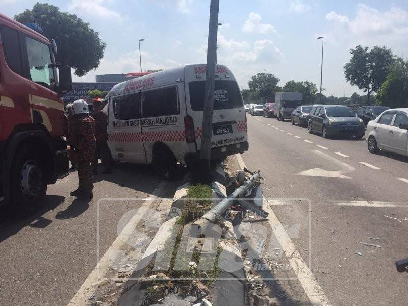 Sebuah ambulans yang membawa pesakit kanser kemalangan di persimpangan lampu isyarat Taman Merah, Sungai Rambai di Lebuh Alor Gajah-Melaka Jasin dekat sini pagi tadi.