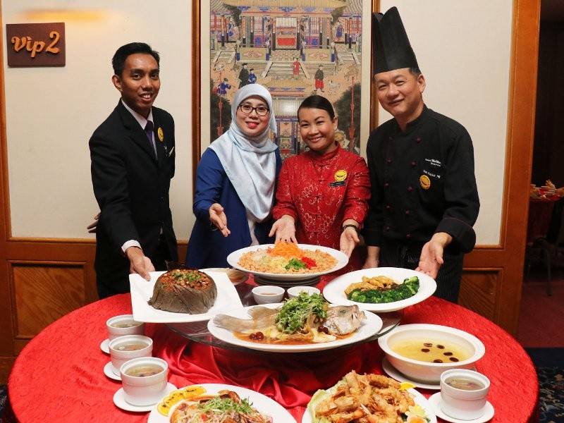 Chef Patrick (kanan) dan kakitangan Grand BlueWave Hotel Shah Alam menunjukkan antara menu istimewa yang disajikan di Tung Yuen Chinese Restaurant.