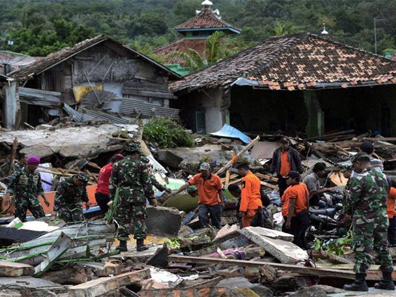 Anggota tentera Indonesia dikerah mencari mangsa yang hilang akibat tsunami di Lampung.