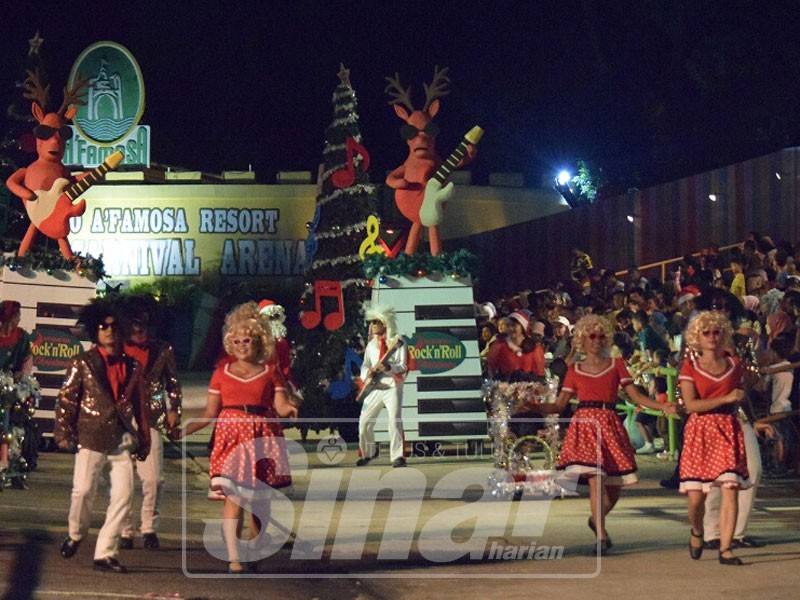 Hiasan lampu tertinggi dengan replika gitar pasti akan menjadi lokasi untuk pengunjung bergambar.