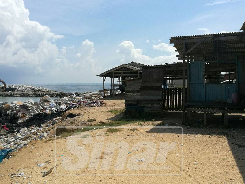 Antara hakisan pantai yang berlaku sekitar Mengabang Telipot.