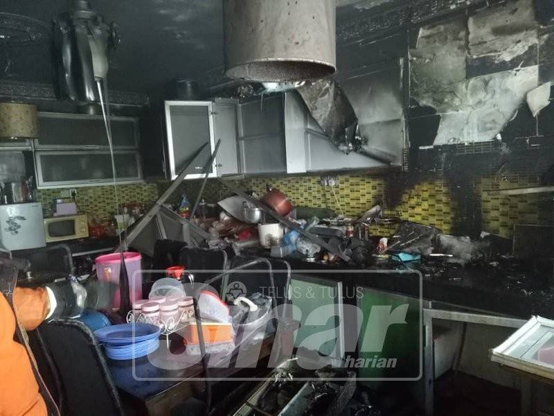 Keadaan kebakaran melibatkan bahagian dapur rumah tersebut.