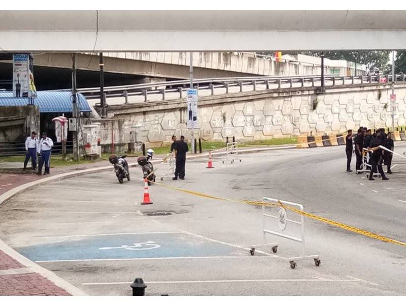 Anggota polis dan penguatkuasa MPK berkawal di sekitar Dataran Seni, tadi.