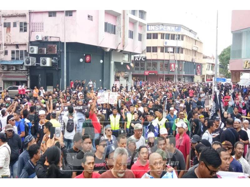 Sebahagian peserta perhimpunan aman berarak ke Dataran Seni, tadi.