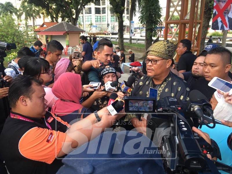 Abu Bakar ketika sidang media selepas perhimpunan aman di Dataran Seni, tadi.