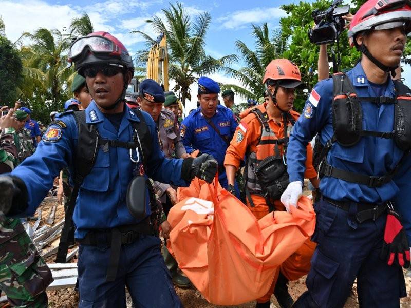 Pasukan mencari dan menyelamat menemukan mayat di Carita, wilayah Banten dua hari selepas tsunami melanda Selat Sunda pada malam Sabtu lalu.- Foto AFP