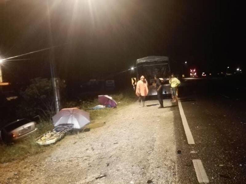 Tiga Maut Kereta Bertembung Dengan Bas Ekspres