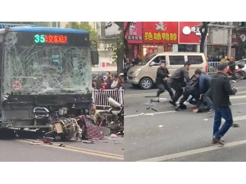 Sebuah bas yang dirampas melanggar pejalan kaki di bandar Longyan, Fujian (kiri) dan pihak polis menahan seorang suspek, seorang warga tempatan. - Foto Sina.com