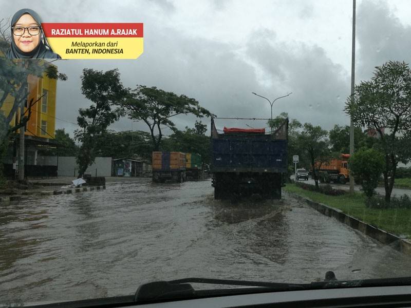 Antara laluan di Cilegon yang dinaiki air.
