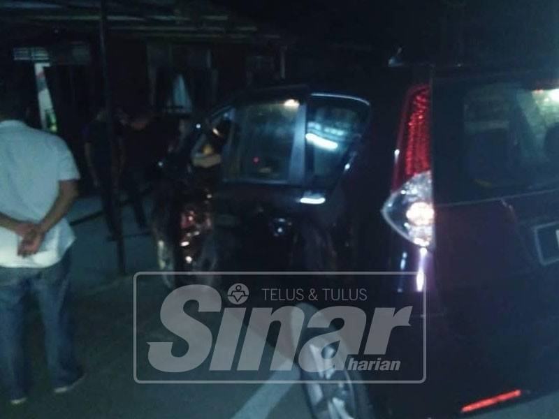 Kereta yang berlanggar dengan motosikal yang ditunggangi mangsa menyebabkannya maut di tempat kejadian.