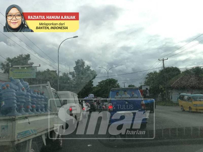 Keadaan trafik yang sesak sepanjang perjalanan dari Cilegon ke Banten.