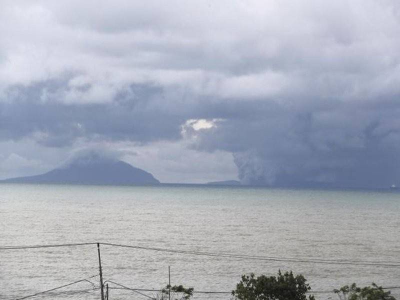 Gunung Anak Krakatau dapat dilihat dari Pantai Carita di Banten.