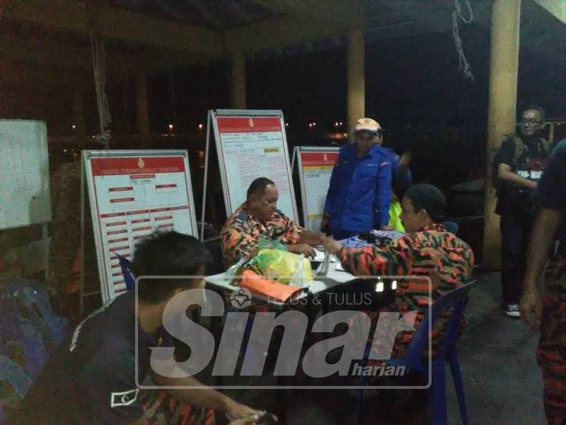 Usaha pihak bomba, polis dan nelayan mencari dan menyelamat mangsa masih belum berhasil.