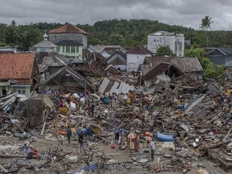 Tsunami Selat Sunda membadai tanpa amaran dan menyebabkan ratusan mangsa terkorban. - Foto AP