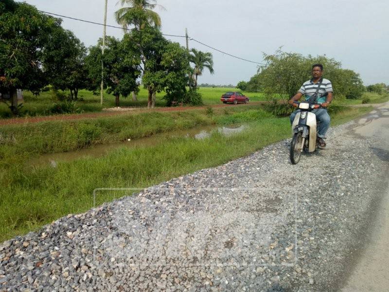 Batu kasaran yang bersaiz besar membahayakan penduduk kampung terutamanya penunggang motosikal.