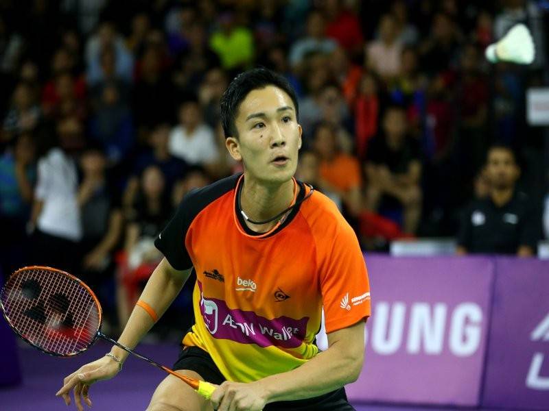 Kento Momota menggamatkan penyokong yang hadir dengan menunjukkan persembahan bertenaga ketika menang ke atas Lee Cheuk Yiu, 3-0 (11-8, 11-4, 11-4), semalam.