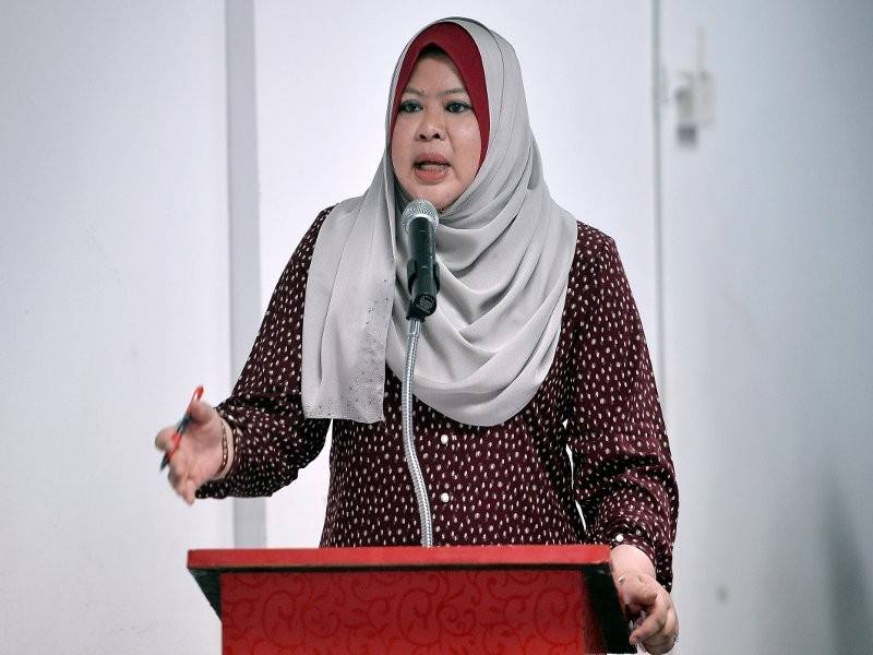 Menteri Pembangunan Luar Bandar Datuk Seri Rina Mohd Harun merangkap Anggota Parlimen Titiwangsa berucap pada program Segak Ke Sekolah Jom Gunting Rambut Percuma di PPR Jelatek hari ini. - Foto Bernama