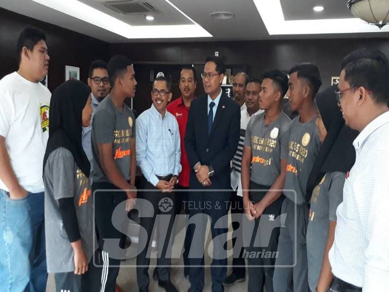 Mohd Asmirul (tengah) selepas menerima kunjungan Persatuan Angkat Berat Negeri Kedah Darul Aman dan atletnya di Wisma Darul Aman, pagi tadi. 