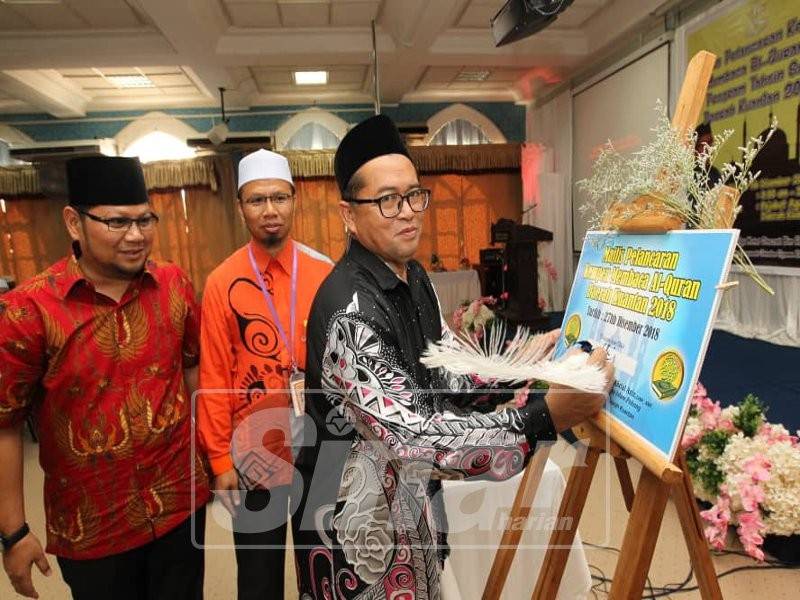 Mohd Ghazali (kanan) menandatangani plak pelancaran sempena Kempen Membaca al-Quran peringkat Kuantan di Masjid Sultan Ahmad 1 di sini, hari ini.