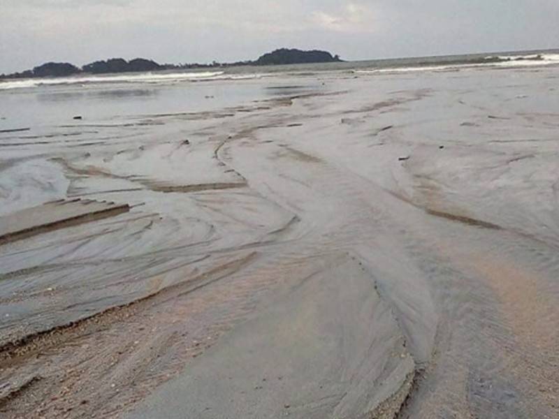 Air laut terlalu surut, orang ramai diminta jangan panik