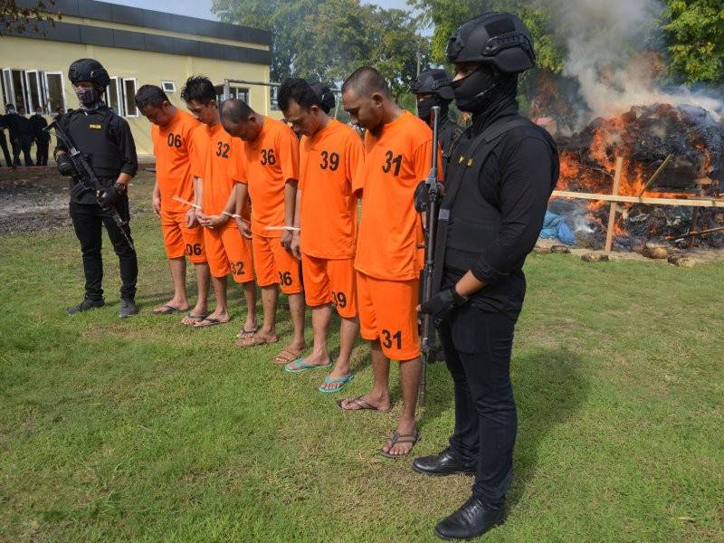 Lima pesalah dadah dipertontonkan sepanjang proses pembakaran dijalankan. - Foto AFP