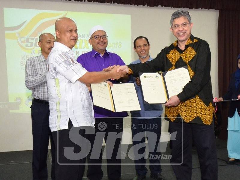 Dr Ahmad Zubaidi (kanan) dan Mohd Shafaruddin pada majlis Perjanjian Kerjasama Kajian Pemakanan Sukan Angkat Berat Terengganu, di YPKT, di sini.