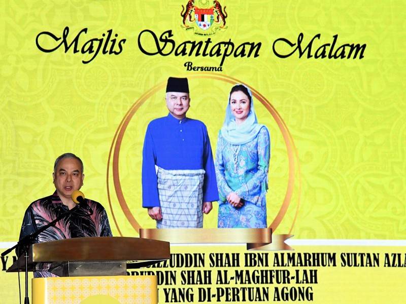 Timbalan Yang di-Pertuan Agong Sultan Nazrin Muizzuddin Shah menyampaikan titah ucapan ketika berangkat ke Majlis Santapan Malam anjuran Kerajaan Negeri Pulau Pinang di sebuah hotel hari ini. - Foto Bernama