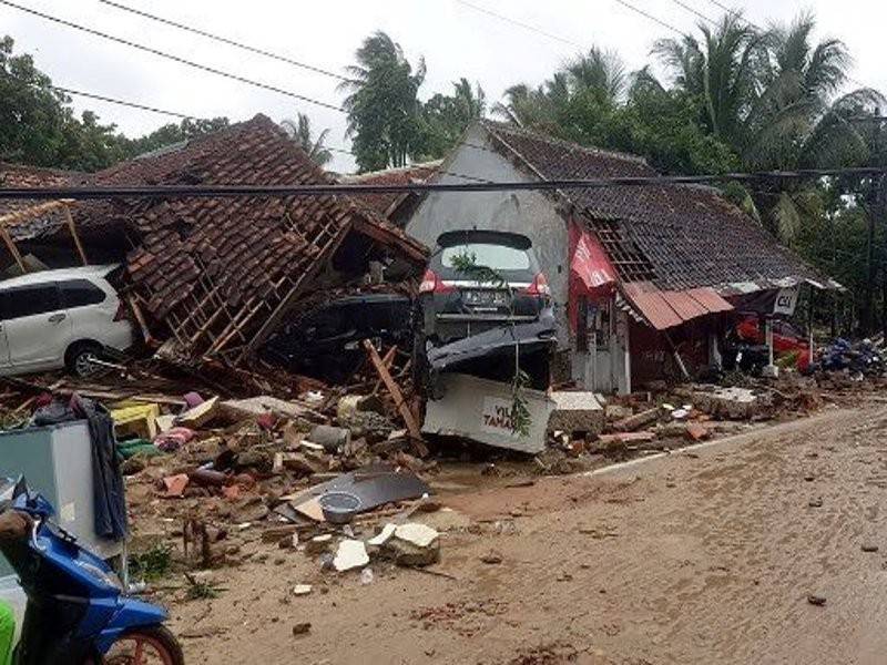 Tsunami akibat runtuhan bawah laut susulan letusan gunung berapi Anak Krakatau menyebabkan kehilangan nyawa dan kemusnahan harta benda.- Foto AFP