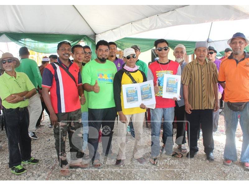 Pemenang Pertandingan Memancing Cabaran Joran Johor Sejahtera di pesisiran Pantai Pontian Besar.