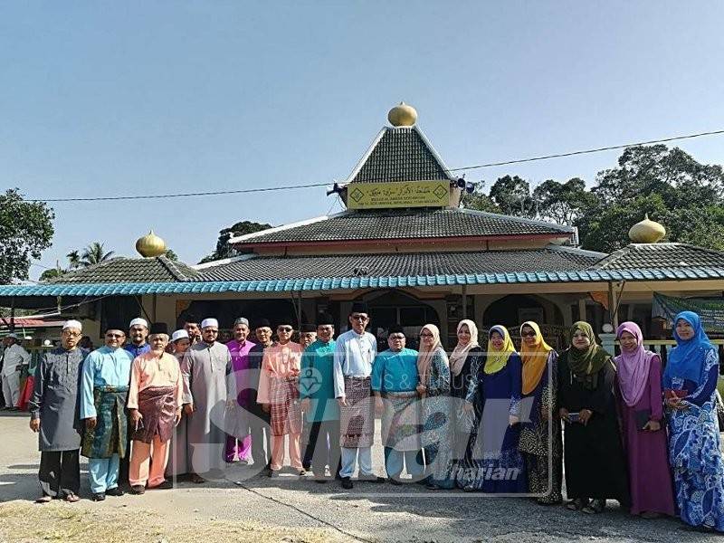 Zaidi ketika bersama ahli kariah Kampung Umbai.