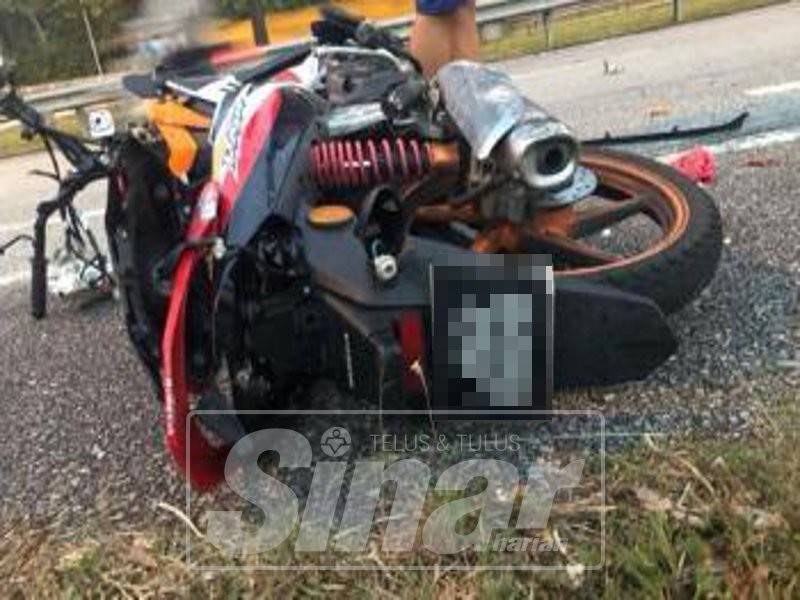 Motosikal ditunggang Siritar sebelum bertembung sebuah kereta di susur Nusa Idaman, Lebuhraya Link Kedua, Iskandar Puteri, hari ini.