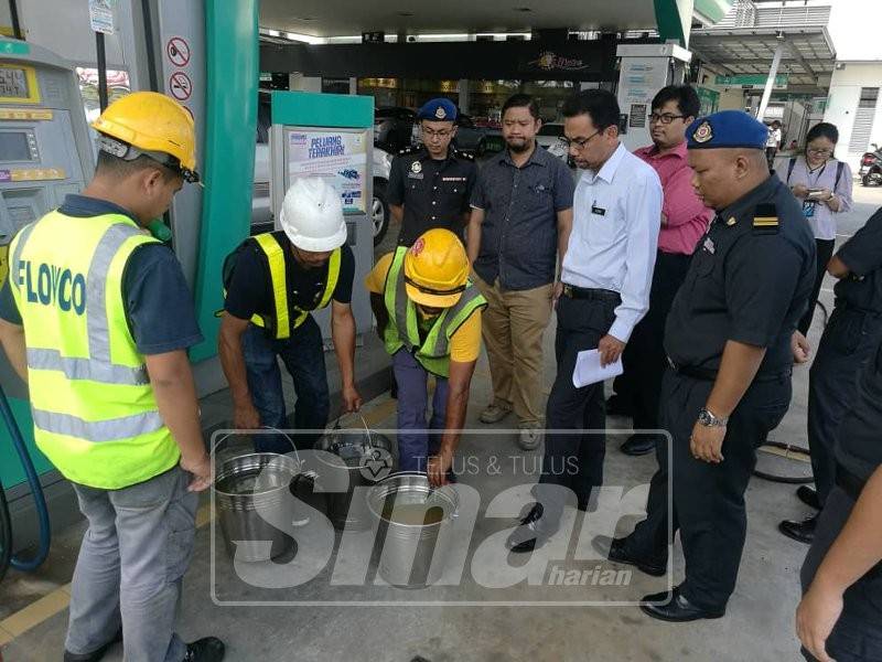 Azman meninjau proses baik pulih di stesen minyak terbabit.