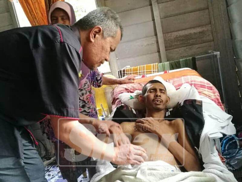 Dr Rosemi memberikan kata-kata semangat kepada Mohamad Faris yang tinggal di rumah sewa kakaknya di Jalan Geale, Kuala Krai.