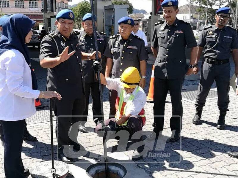 Shamsul Nizam berkata sesuatu ketika pemeriksaan di stesen minyak berkenaan.