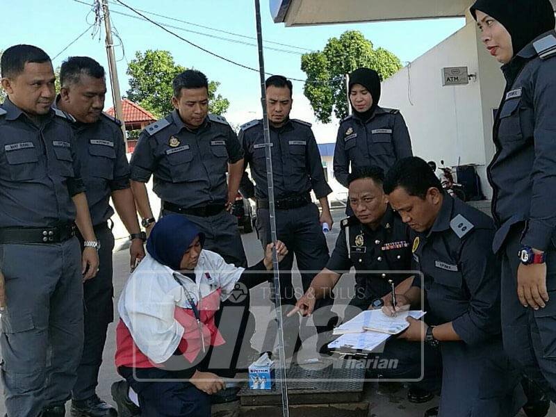 Izani (dua kanan, duduk) melakukan pemeriksaan di salah sebuah stesen minyak di Rantau Panjang.