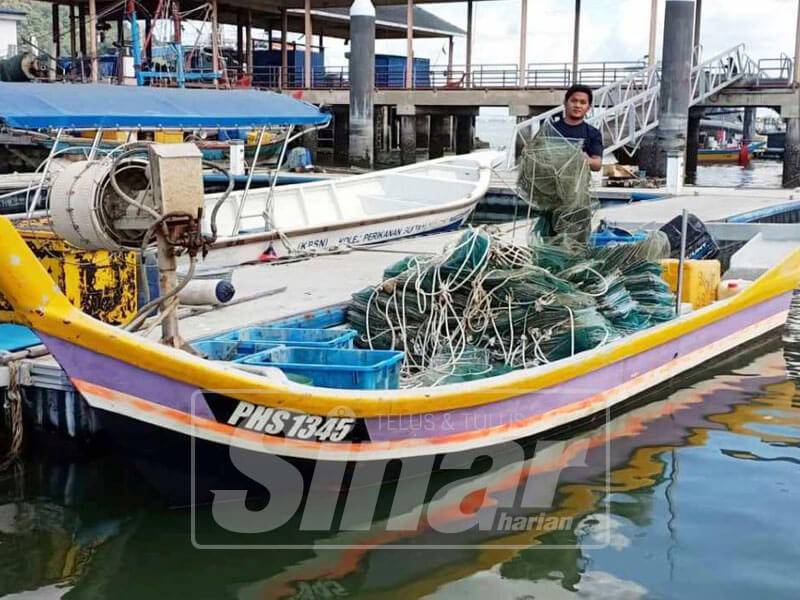 Sebanyak 82 bubu naga dirampas dalam operasi Jabatan Perikanan Perak, hari ini.