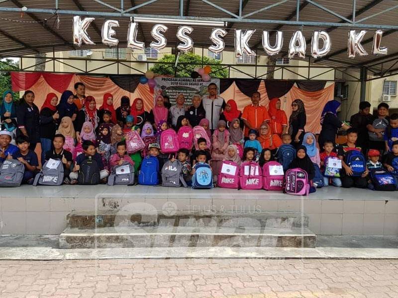 Kesemua penerima sumbangan bergambar bersama kelengkapan sekolah baharu.