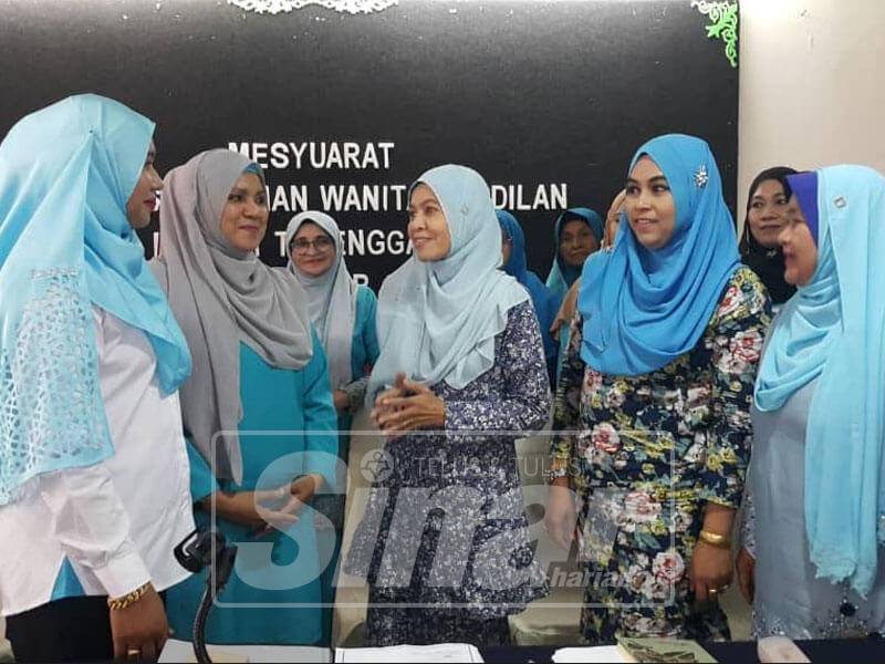 Sharifah Norhayati (tengah) berkata sesuatu kepada barisan jawatankuasa Wanita PKR Terengganu selepas selesai mesyuarat hari ini.