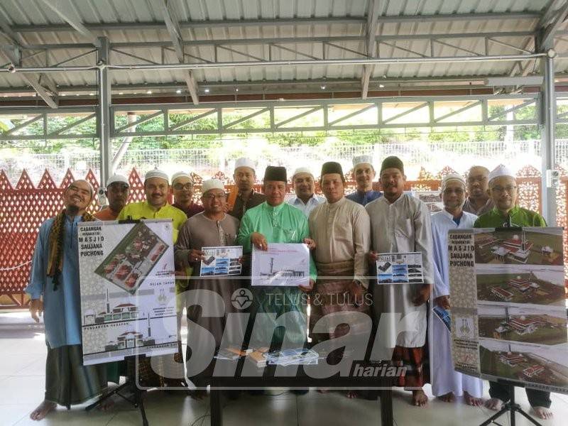 Mohd Sharif (empat, kiri) bersama jawatankuasa pembinaan Masjid Saujana Puchong menunjukkan pelan pembangunan projek yang diperjuangkan sejak 2013.