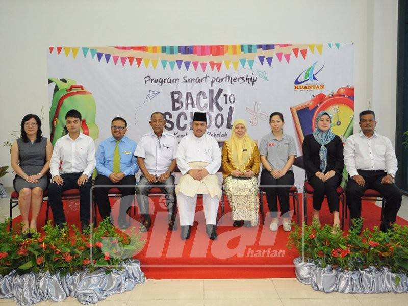 Fadzilla (tengah) bersama rakan strategik MPK dalam program Kembali Ke Sekolah di Kompleks Ibu Pejabat MPK.