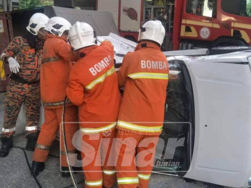 Anggota bomba sedang menyelamatkan salah seorang mangsa tersepit.