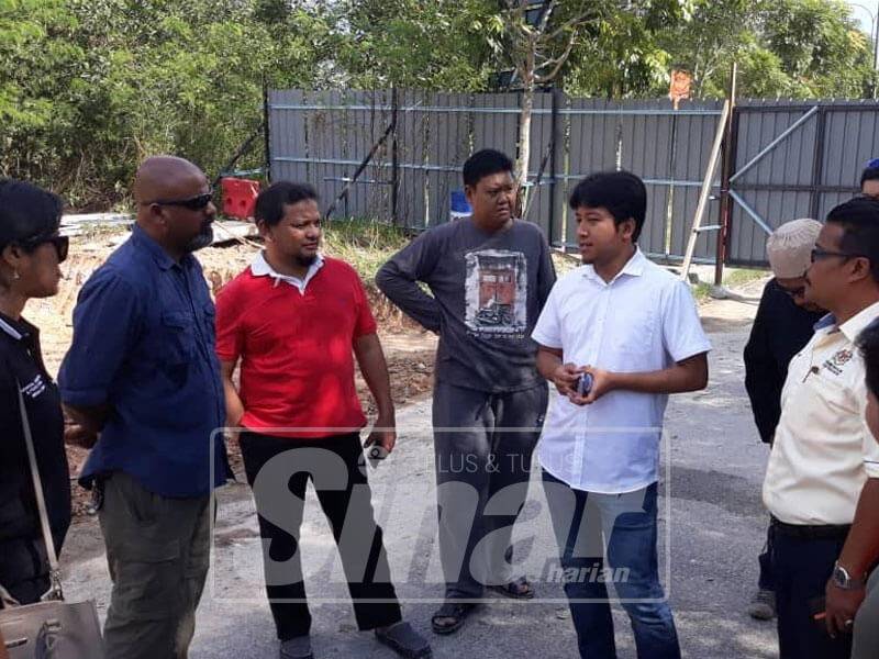 Najwan berbincang dengan beberapa penduduk Taman Bukit Bayu.