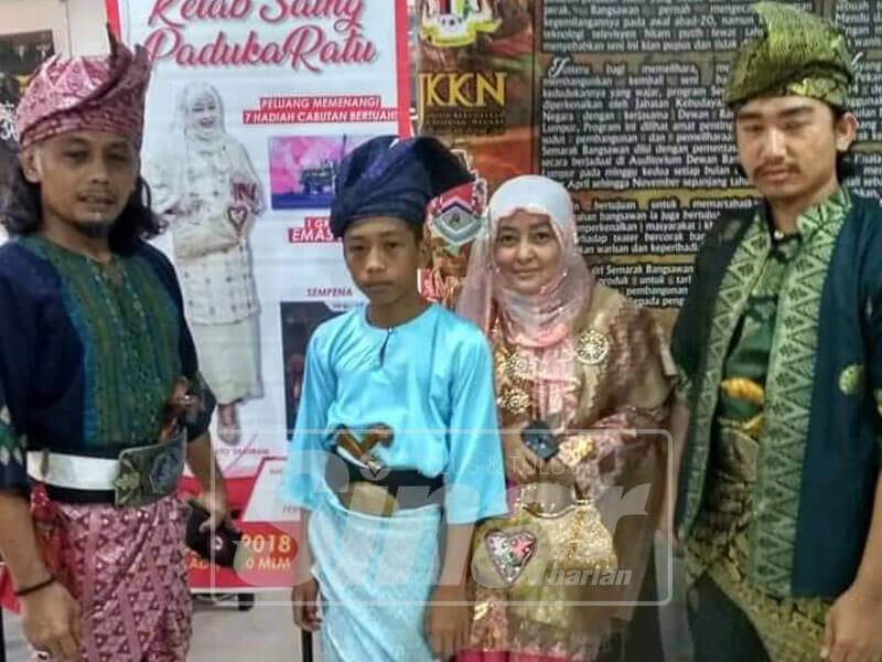 Shazlina dikenali dengan gelaran Paduka Ratu merupakan ikon busana Melayu berhasrat menubuhkan Yayasan Paduka Ratu.