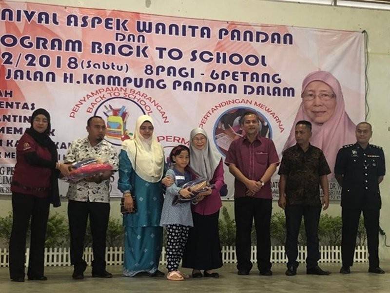 Wan Azizah semasa menghadiri Karnival Aspek Wanita Pandan dan Program Back To School di Kampung Pandan Dalam di sini. - Foto Bernama