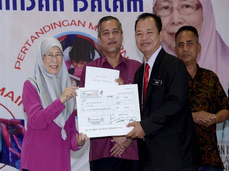  Timbalan Perdana Menteri Datuk Seri Dr Wan Azizah Wan Ismail (kiri) menyampaikan sumbangan bernilai RM32,640 kepada Persatuan Ibu Bapa dan Guru (PIBG) Sekolah Kebangsaan Pandan Perdana yang diwakili guru besar sekolah tersebut Mohd Nazri Mahh Tuki (dua, kanan) pada Karnival Aspek Wanita Pandan dan Program Back To School di Kampung Pandan hari ini.
Turut hadir Yang Dipertua Majlis Perbandaran Ampang (MPAJ) Datuk Abdul Hamid Hussain (dua, kiri).
Empat lagi sekolah yang menerima sumbangan ialah Sekolah Menengah Taman Seraya, Sekolah Kebangsaan Taman Muda Ampang, Sekolah Kebangsaan Taman Bukit Teratai dan Sekolah Kebangsaan Tasek Permai.
Sumbangan wang tunai tersebut bagi membolehkan pihak pengurusan sekolah membuat penyelenggaraan asas di sekolah masing-masing.- Foto Bernama