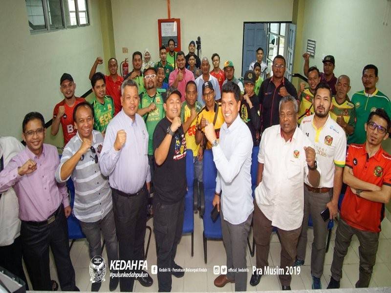 Khamal Idris (empat, kanan) semasa bersama pengurusan KFA selepas majlis penerangan kepada semua kelab penyokong Kedah di Stadium Darul Aman, kelmarin. Foto KFA