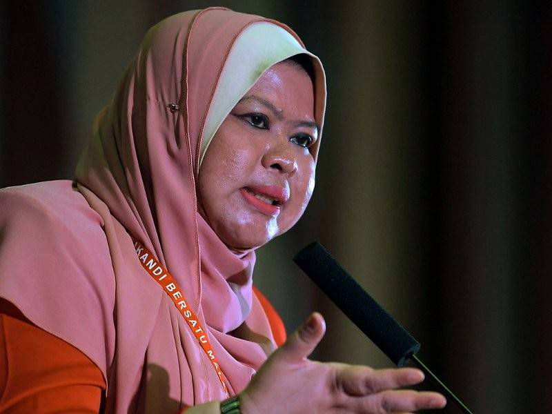 Ketua Srikandi Parti Pribumi Bersatu Malaysia (Bersatu) Datuk Seri Rina Mohd Harun menyampaikan ucapan dasar pada Perhimpunan Agung Tahunan Srikandi Bersatu sempena Perhimpunan Agung Tahunan Parti Bersatu Kali Kedua di Pusat Konvensyen Antarabangsa Putrajaya (PICC) hari ini. Foto: Bernama