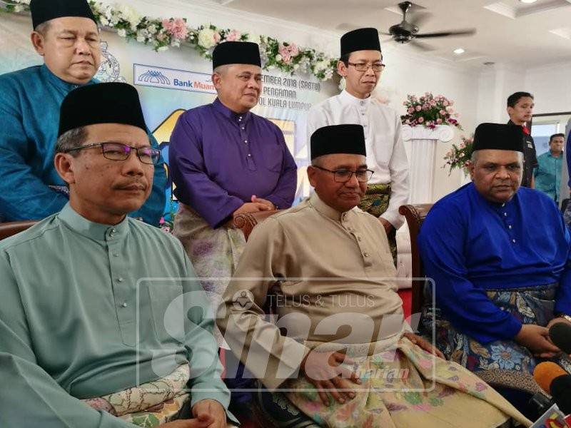 Mohamad Fuzi (tengah) dalam sidang media di Majlis Raikan Cinta Raja Sehari Warga Polis Diraja Malaysia Dengan Kerjasama Bank Muamalat Malaysia Berhad, di Pulapol.
