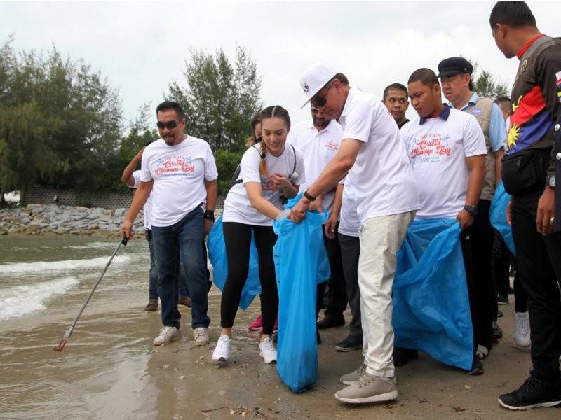 Anggota Parlimen Port Dickson Datuk Seri Anwar Ibrahim (tengah) bersama para peserta mengutip sampah di pesisiran Pantai Cahaya Negeri sempena Hari Pembersihan Pantai Port Dickson hari ini. Program itu adalah bagi menjalankan kerja-kerja pembersihan melibatkan lima buah pantai di sekitar Port Dickson serta meningkatkan kesedaran awam akan kepentingan amalan mengitar semula. - Bernama