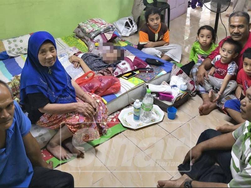 Laila Hayati bersama suami, ahli keluarga dan saudara-mara yang menziarahinya di kediamannya di Kampung Jerang Belanga, di sini.